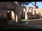 03191 ostia - regio i - insula xii - caseggiato dei triclini (i,xii,1) - hof - westseite - bli ri nordwesten - 01-2024.jpg